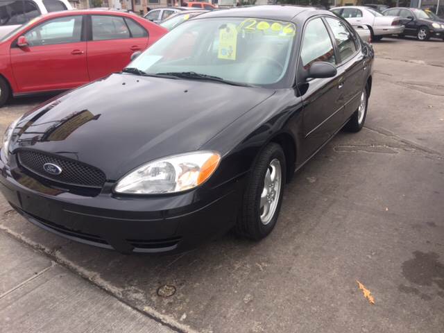 2006 Ford Taurus for sale at DIAMOND AUTO SALES LLC in Milwaukee WI