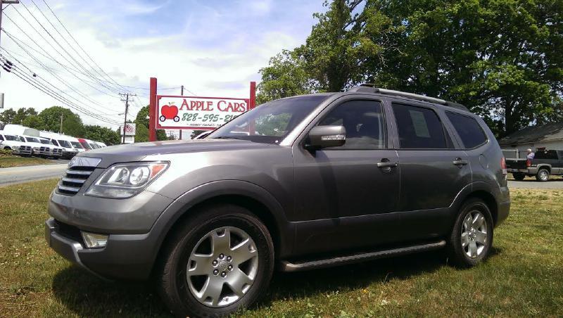 2009 Kia Borrego for sale at Apple Cars Llc in Hendersonville NC