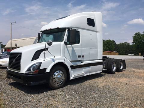 2005 Volvo VNL for sale at Tri-State Motors in Southaven MS