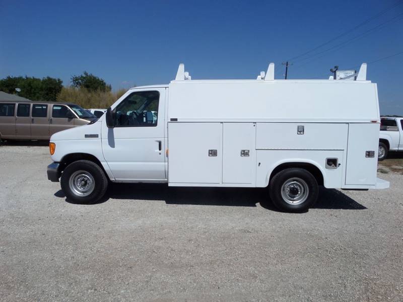 2006 Ford E-350 for sale at AUTO FLEET REMARKETING, INC. in Van Alstyne TX