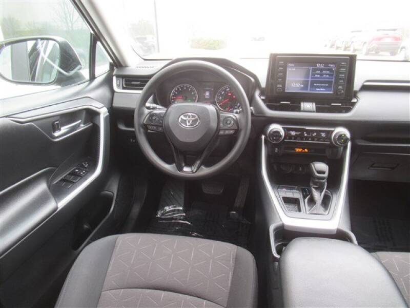 2019 Toyota RAV4 XLE (image 6)