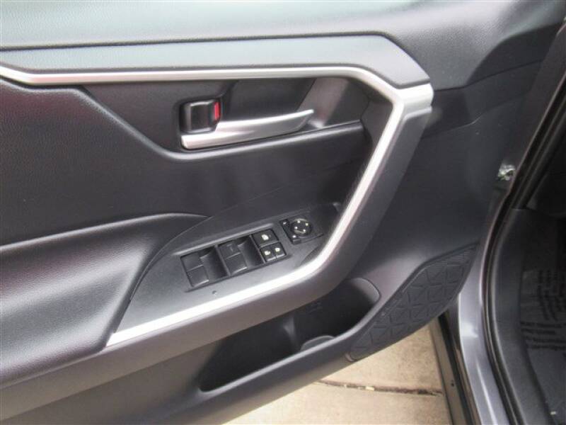 2019 Toyota RAV4 XLE (image 8)