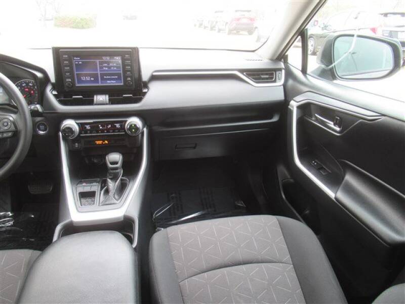 2019 Toyota RAV4 XLE (image 5)