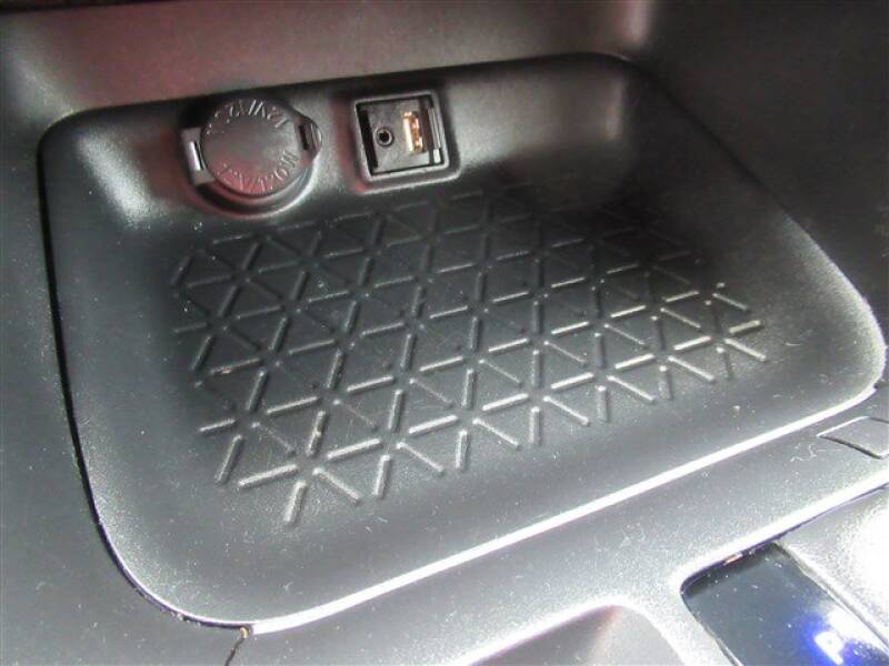 2019 Toyota RAV4 XLE (image 17)