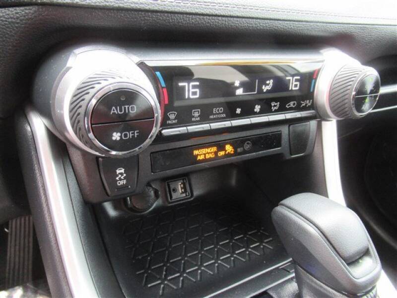 2019 Toyota RAV4 XLE (image 18)