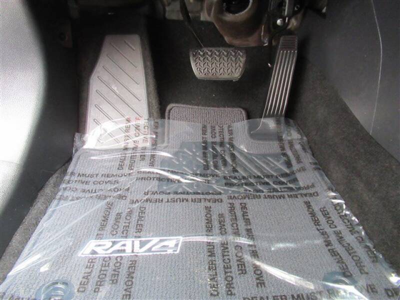 2019 Toyota RAV4 XLE (image 13)
