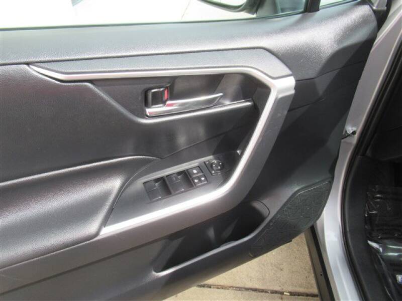2019 Toyota RAV4 XLE (image 8)