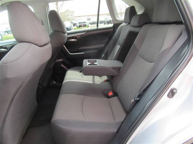 2019 Toyota RAV4 XLE (image 2)
