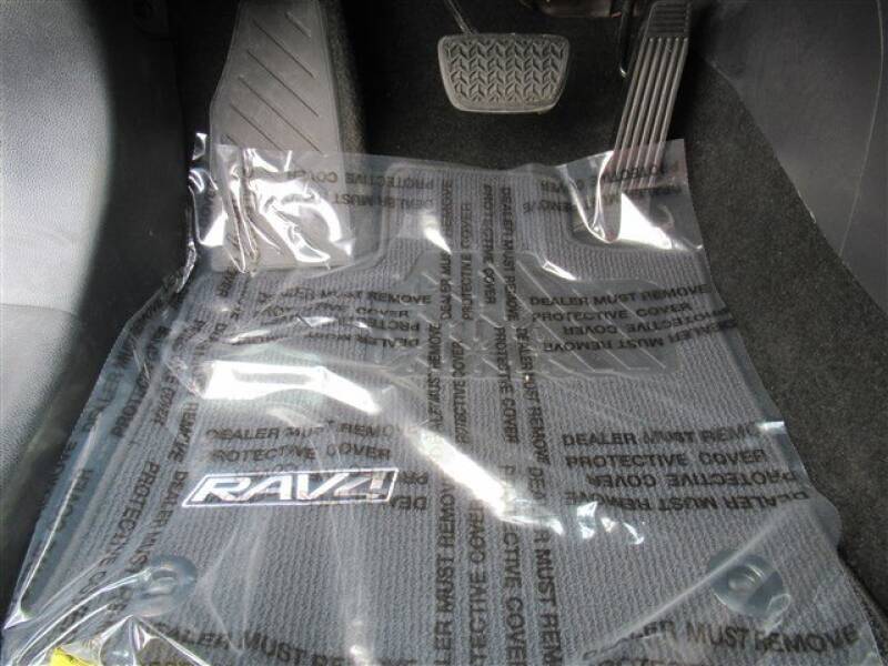 2019 Toyota RAV4 XLE (image 13)