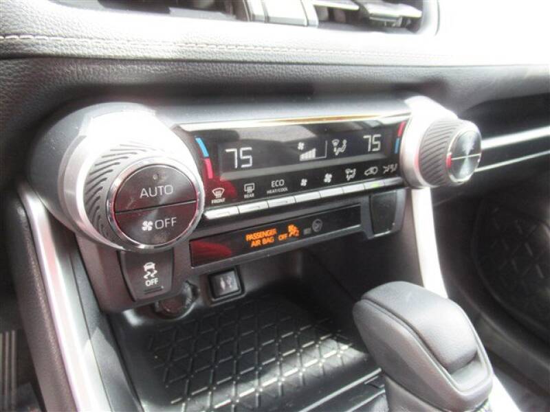 2019 Toyota RAV4 XLE (image 18)