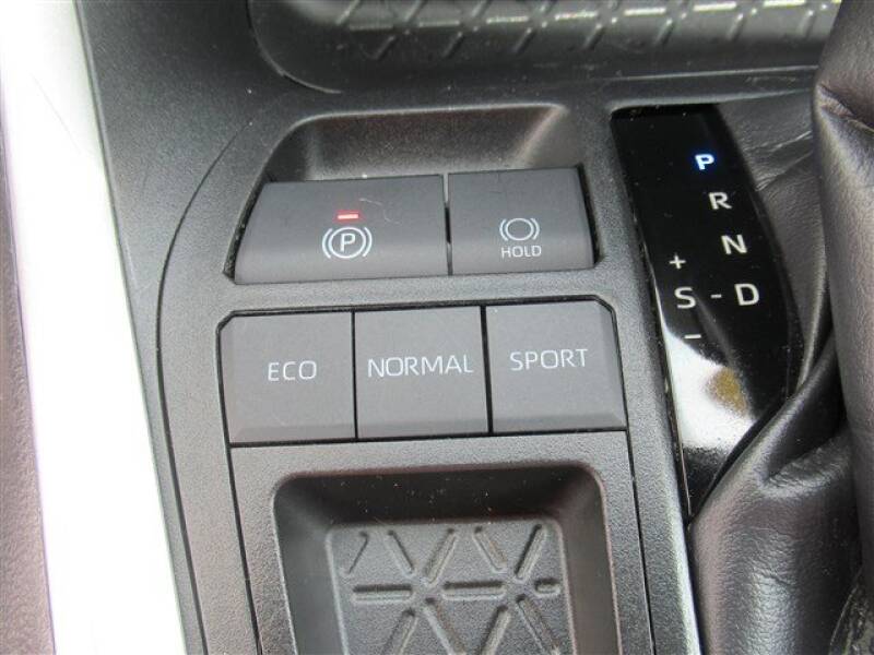 2019 Toyota RAV4 XLE (image 16)