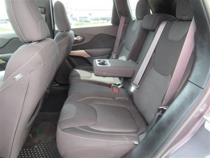 2017 Jeep Cherokee Latitude (image 2)