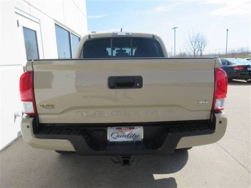 2016 Toyota Tacoma (image 34)
