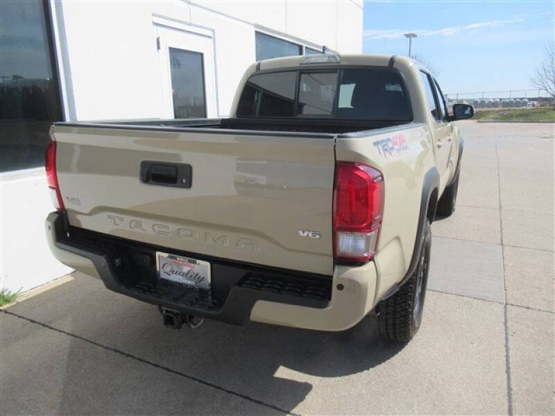 2016 Toyota Tacoma (image 33)