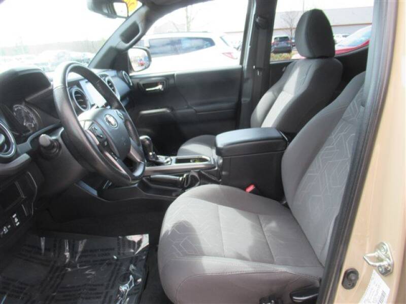 2016 Toyota Tacoma (image 7)
