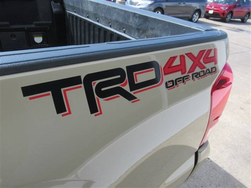 2016 Toyota Tacoma (image 27)