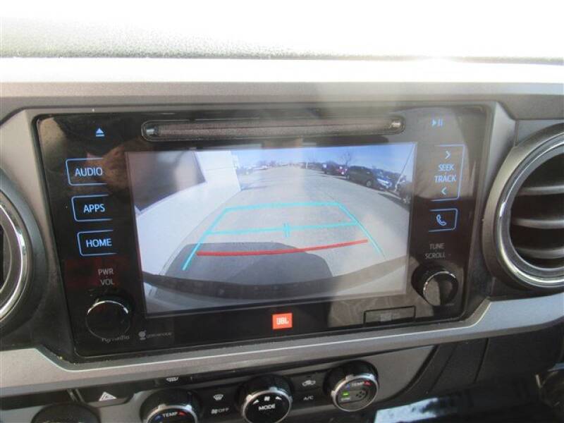 2016 Toyota Tacoma (image 22)
