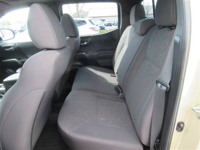 2016 Toyota Tacoma (image 3)