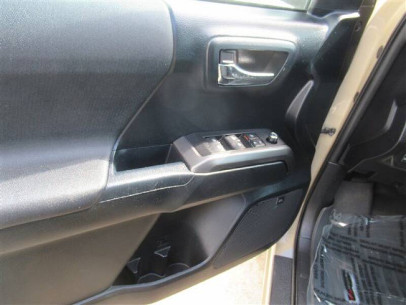 2016 Toyota Tacoma (image 8)