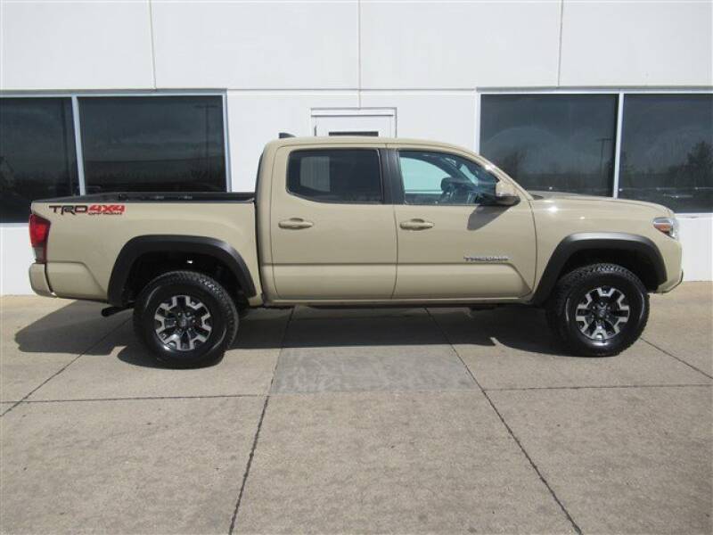 2016 Toyota Tacoma (image 32)