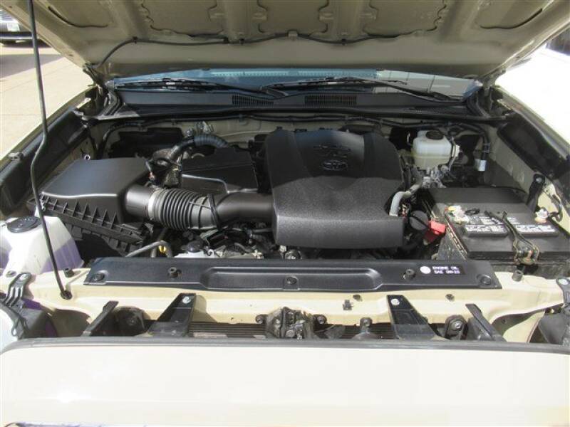 2016 Toyota Tacoma (image 28)