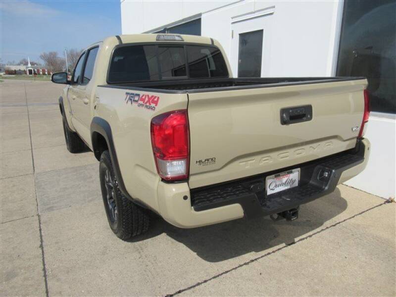 2016 Toyota Tacoma (image 38)