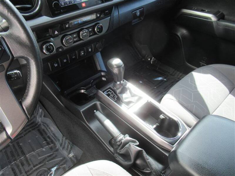2016 Toyota Tacoma (image 19)