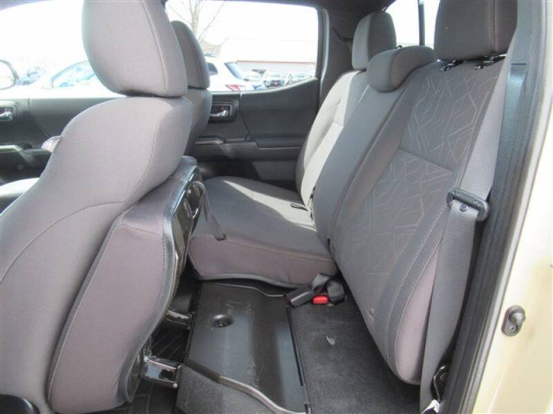 2016 Toyota Tacoma (image 2)