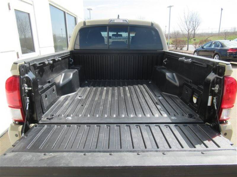 2016 Toyota Tacoma (image 24)