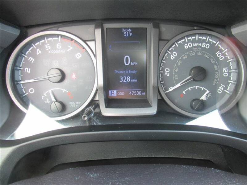 2016 Toyota Tacoma (image 35)