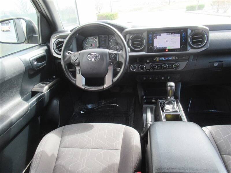 2016 Toyota Tacoma (image 6)