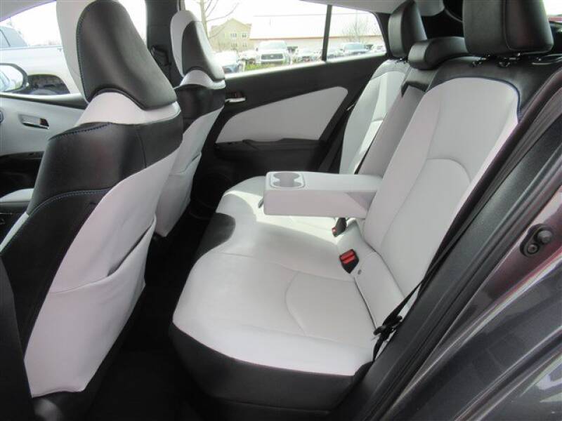 2017 Toyota Prius Four (image 2)