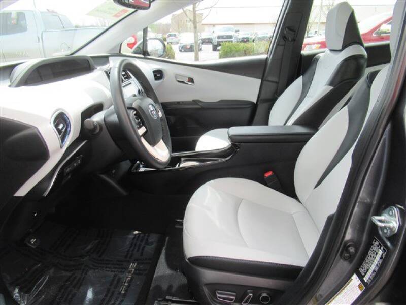 2017 Toyota Prius Four (image 7)