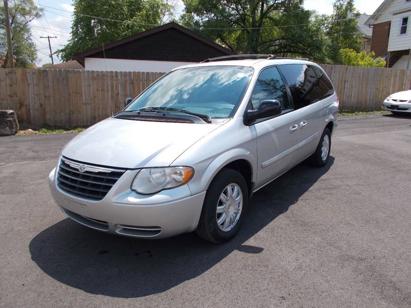 2006 Chrysler Town and Country for sale at Car Mas Broadway in Crest Hill IL
