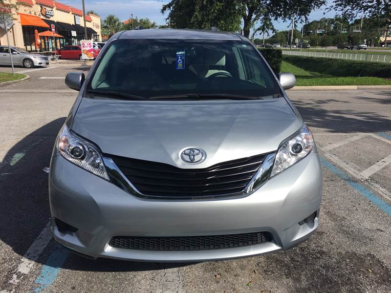 2016 Toyota Sienna LE 7-Passenger Auto Access Seat