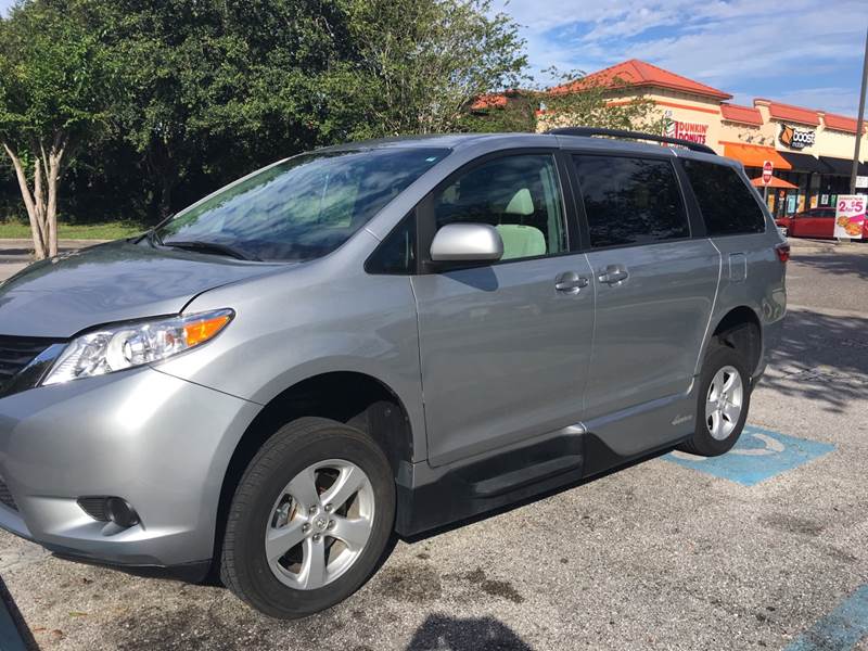 2016 Toyota Sienna LE 7-Passenger Auto Access Seat