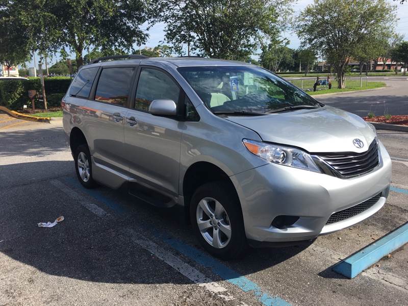 2016 Toyota Sienna LE 7-Passenger Auto Access Seat