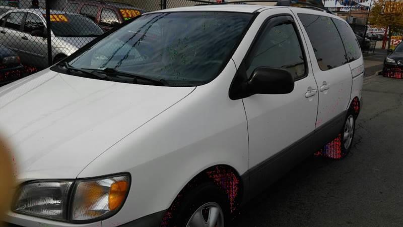 2000 Toyota Sienna for sale at RIVER AUTO SALES CORP in Maywood IL