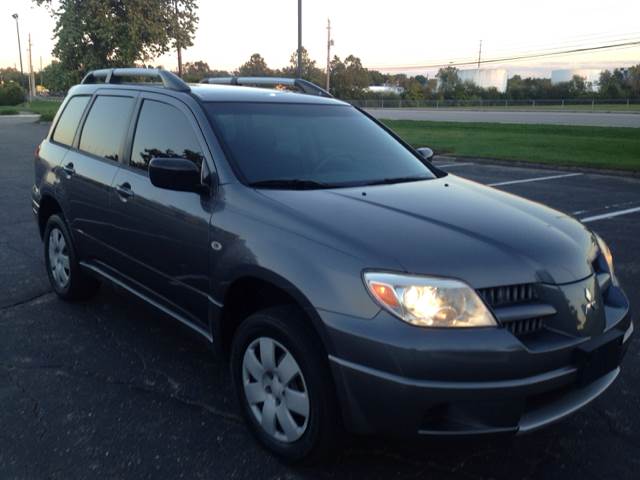 2005 Mitsubishi Outlander for sale at JE Auto Sales LLC in Indianapolis IN