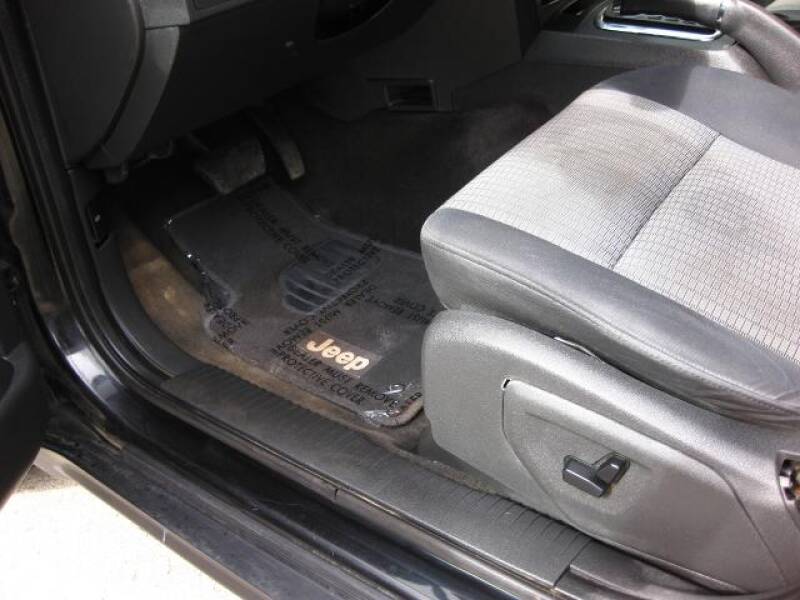 2010 Jeep Grand Cherokee Laredo (image 3)