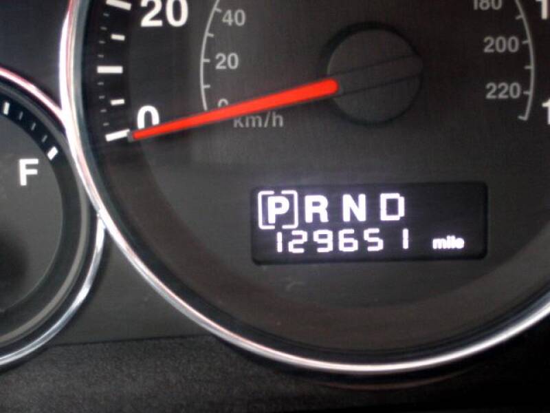 2010 Jeep Grand Cherokee Laredo (image 4)