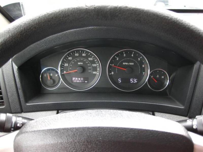 2010 Jeep Grand Cherokee Laredo (image 5)