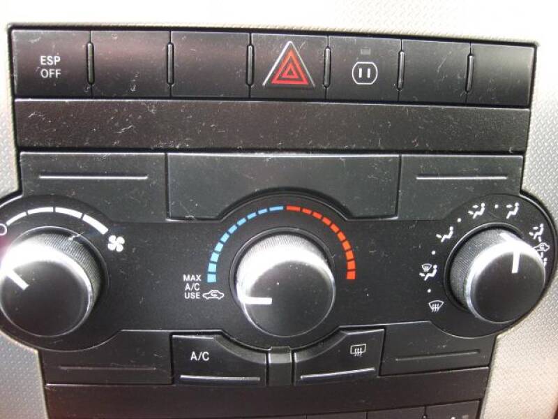 2010 Jeep Grand Cherokee Laredo (image 7)