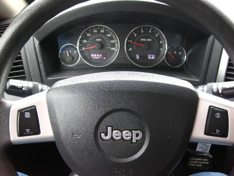 2010 Jeep Grand Cherokee Laredo (image 8)