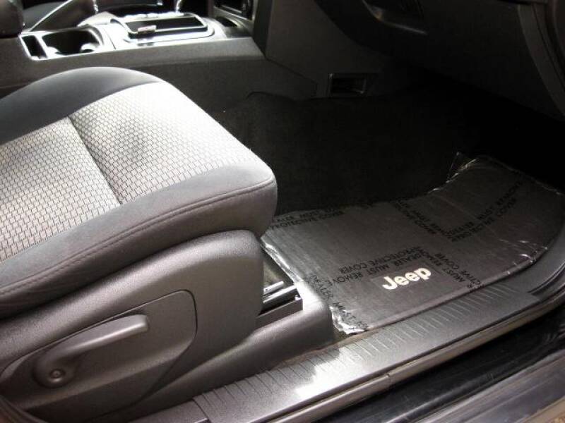 2010 Jeep Grand Cherokee Laredo (image 22)
