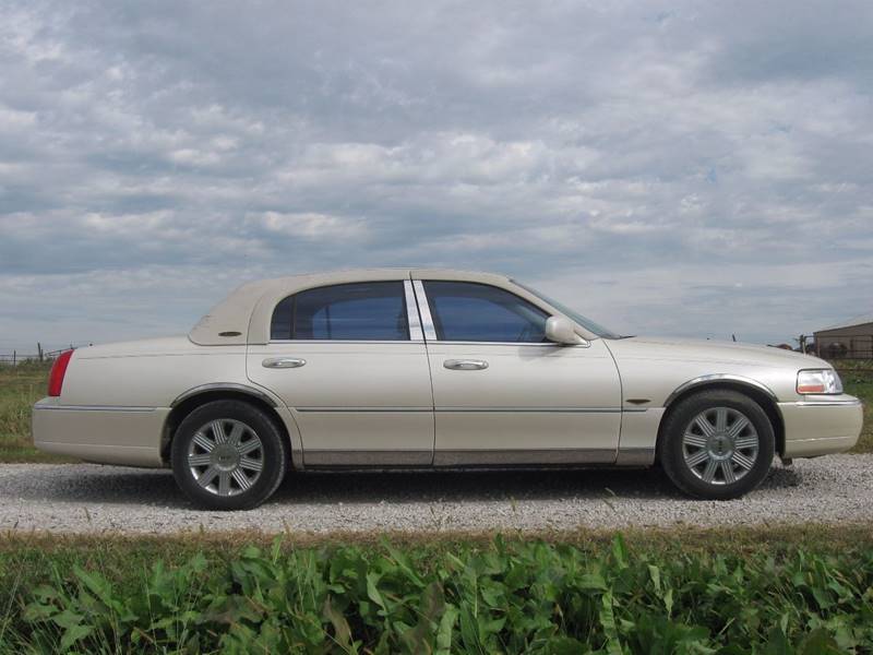 2003 Lincoln Town Car for sale at The Ranch Auto Sales in Kansas City MO