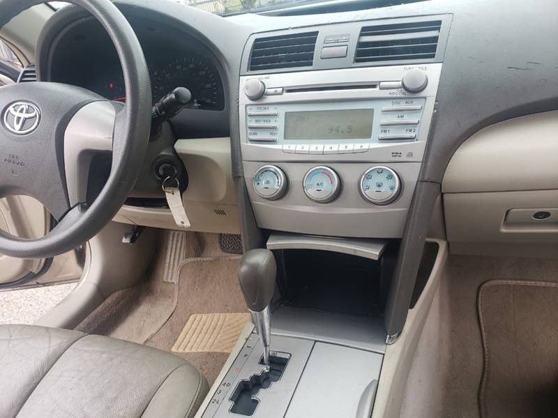 2009 Toyota Camry LE (image 13)
