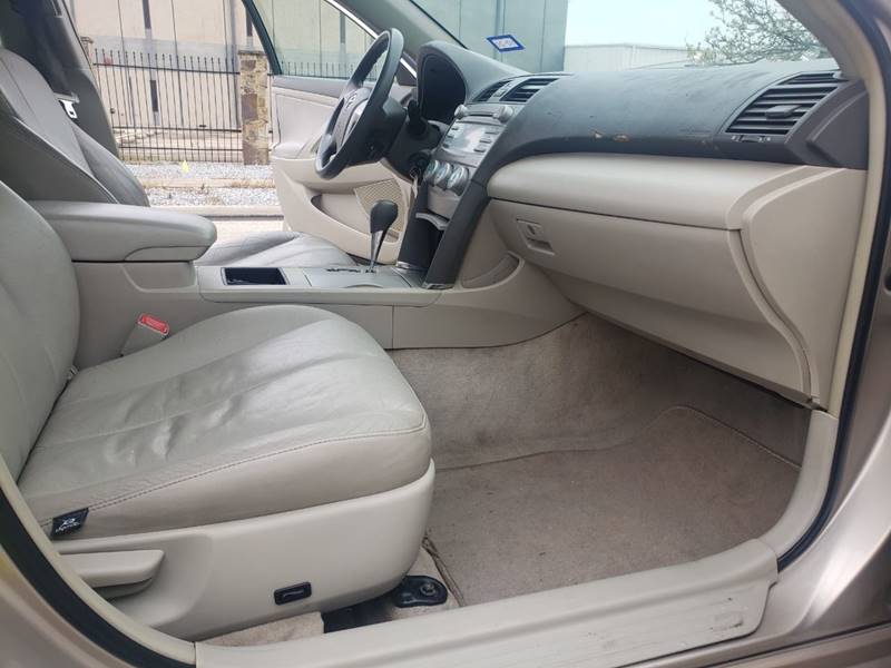 2009 Toyota Camry LE (image 12)
