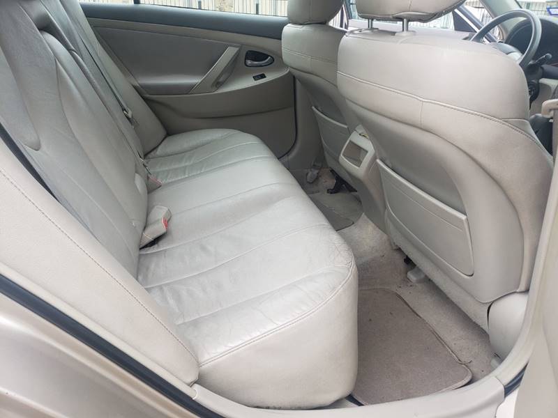 2009 Toyota Camry LE (image 11)