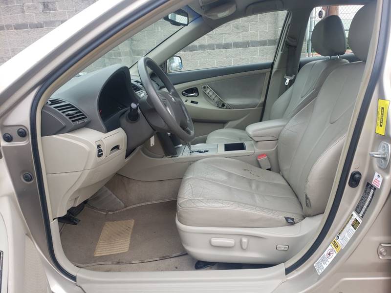 2009 Toyota Camry LE (image 9)